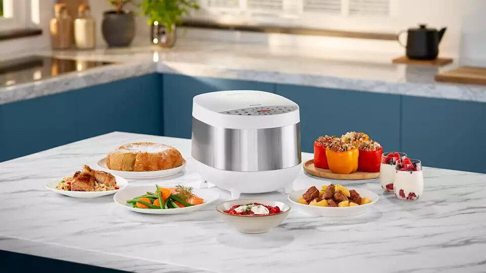 Blat kuchenny z kuchenką i kilkoma daniami jedzenia.