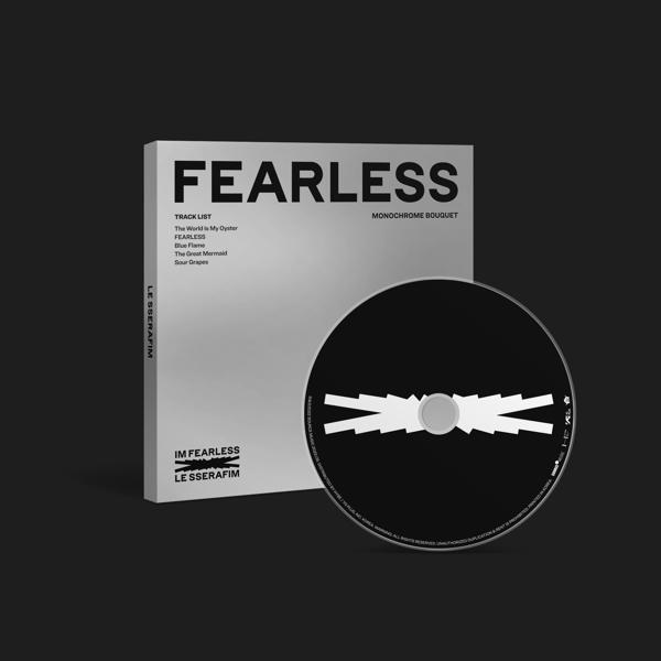 LE SSERAFIMs 'FEARLESS'-Album mit CD und Trackliste in Schwarzweiß.