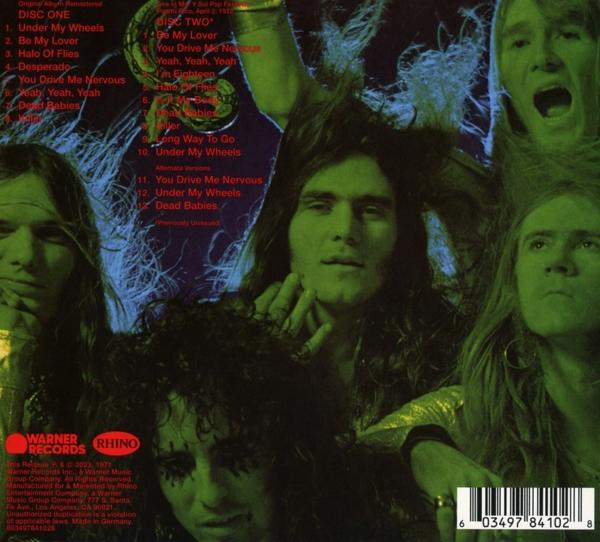 Albumcover mit Bandmitgliedern und Titelliste.