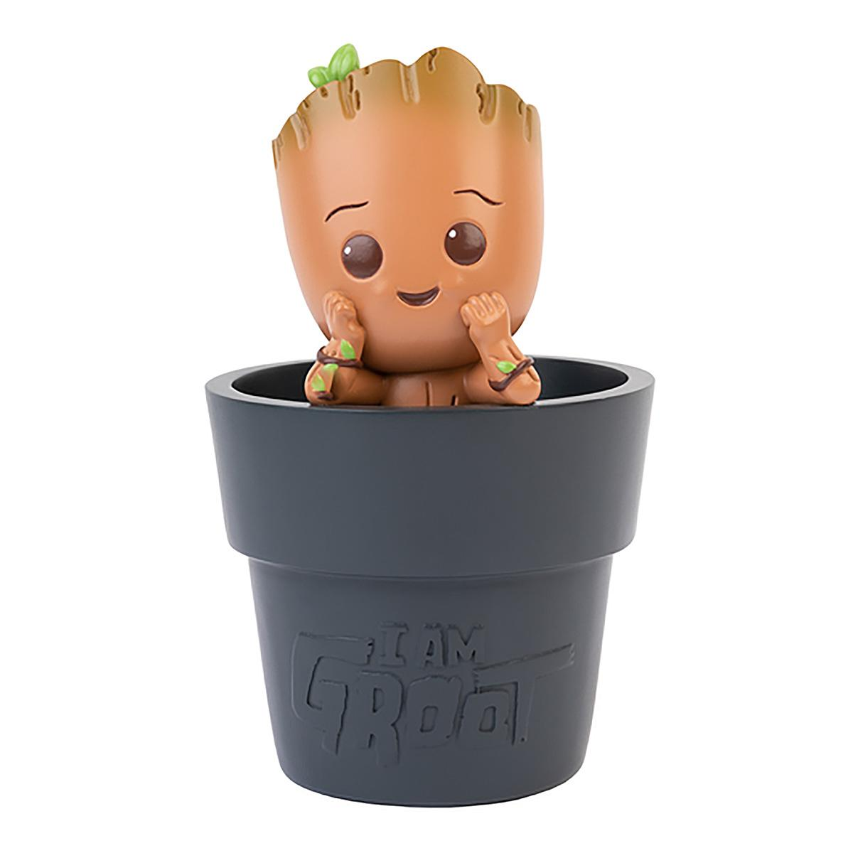 Eine Groot-Figur in einem Blumentopf. Er ist braun und hat ein glückliches Gesicht. Der Topf sagt: 'I AM GROOT'.