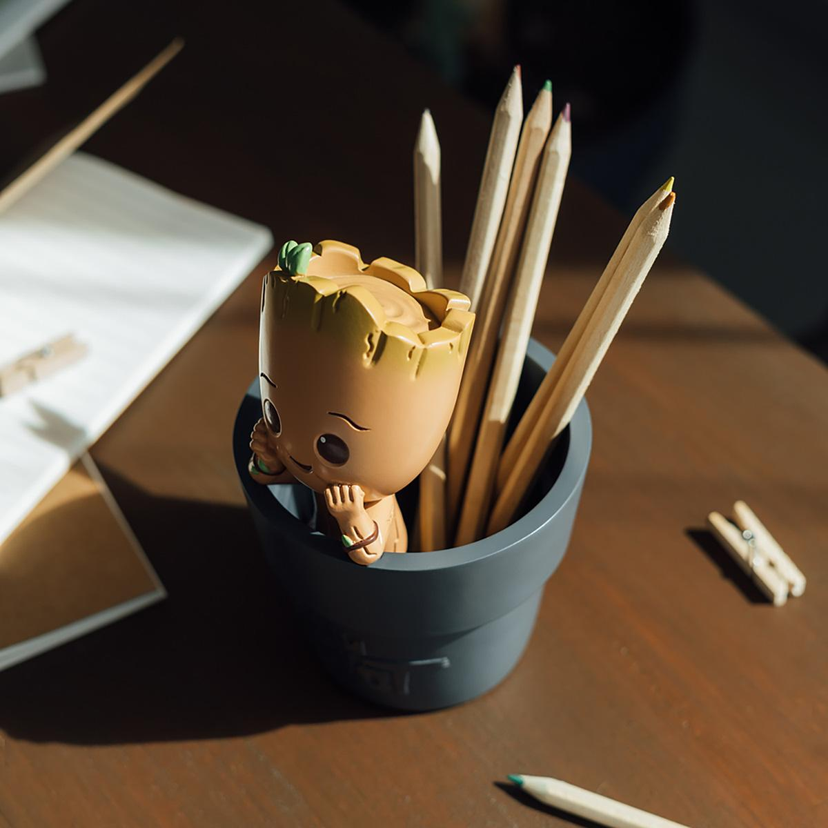Groot-Stifthalter mit Bleistiften in einem Topf, auf einem Holztisch.