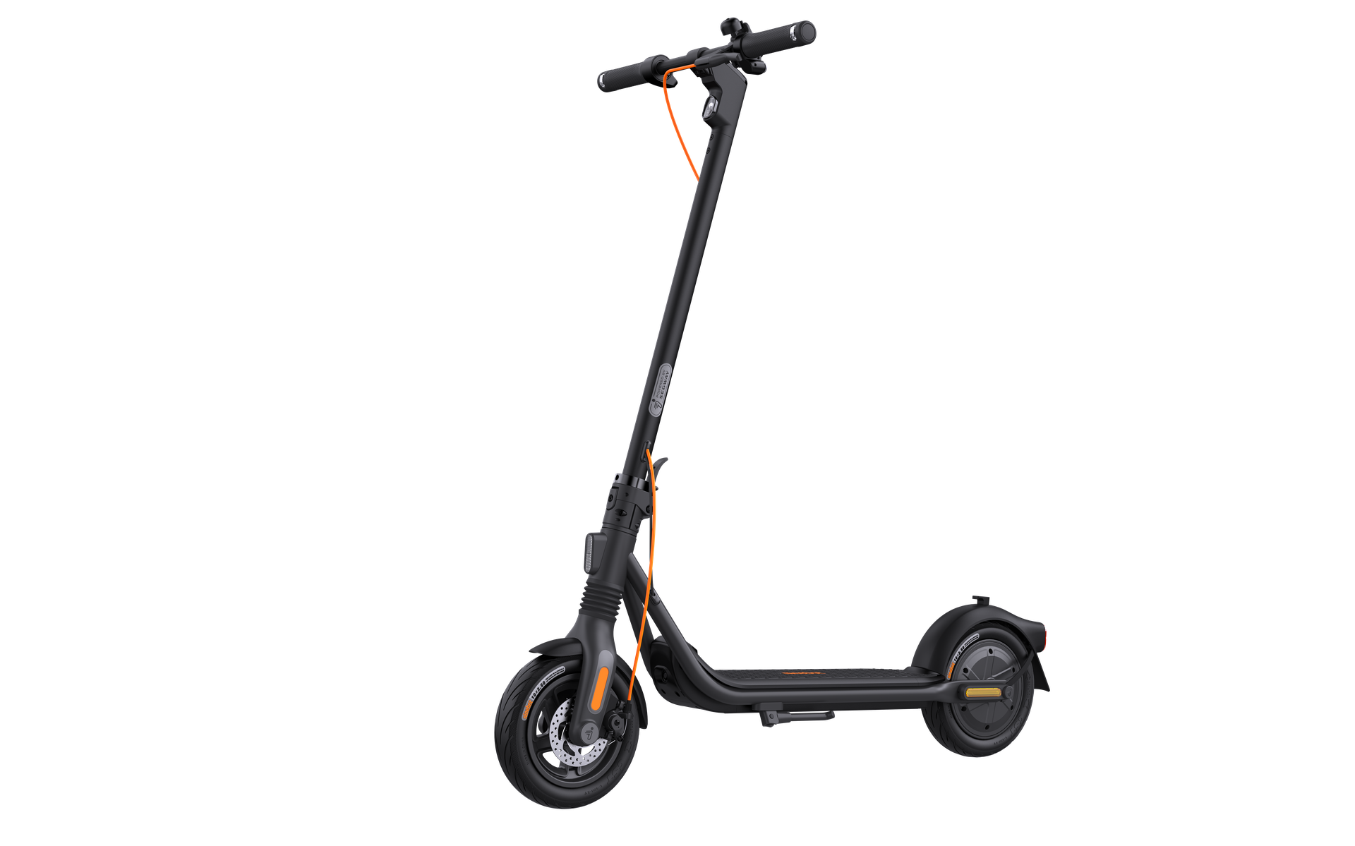 Scooter eléctrico negro con detalles naranjas, sobre fondo negro. El scooter está en ángulo.
