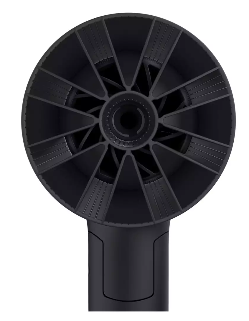 Fekete hajszárító hátulnézetben a ventilátorlapátokkal, fehér háttérrel.