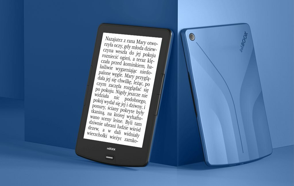 Czarny i niebieski czytnik ebooków, ustawiony pod kątem na niebieskiej ścianie. Tekst na ekranie.