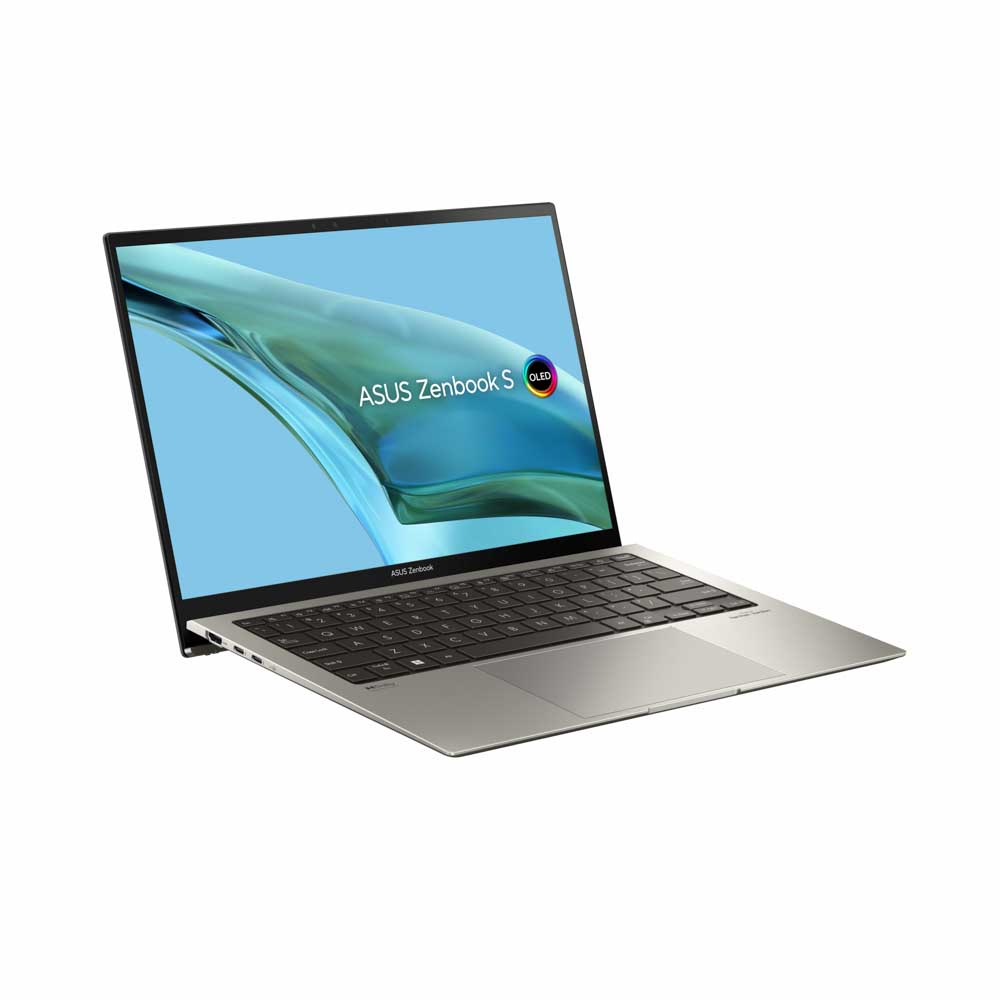 Üzerinde mavi bir ekran ve ASUS Zenbook S OLED yazan bir dizüstü bilgisayar. Dizüstü bilgisayar gümüş renginde.