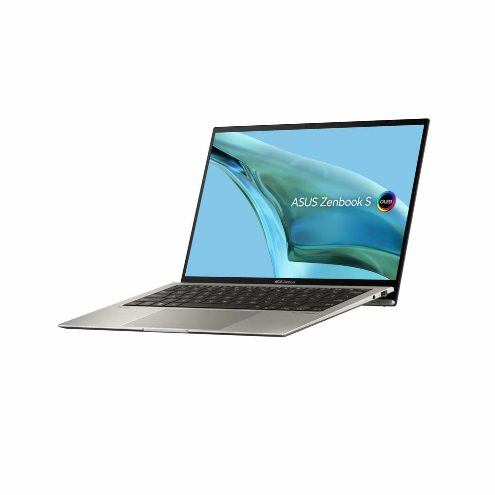 Gümüş ASUS Zenbook S OLED dizüstü bilgisayar, açık, beyaz yüzeyde.