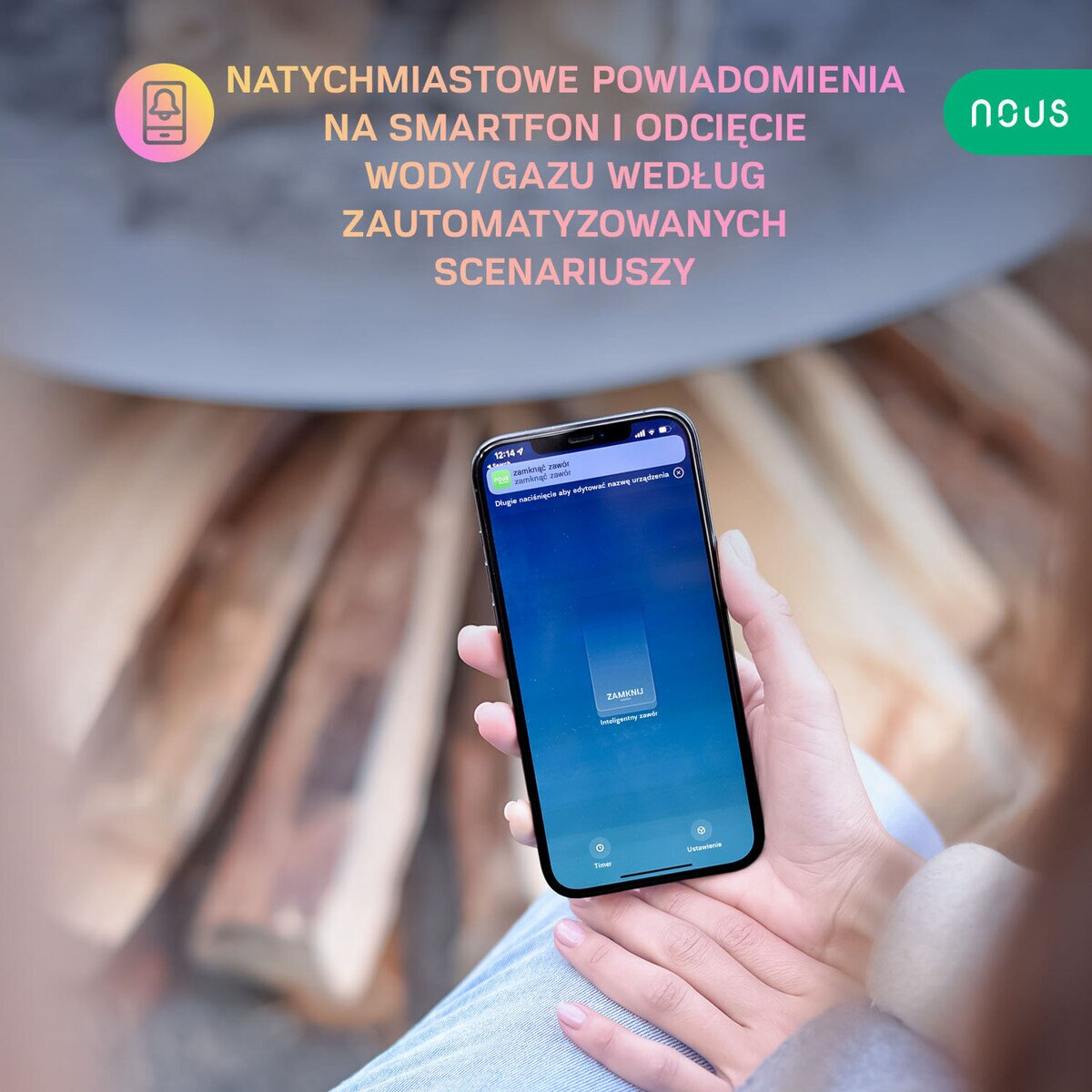 Osoba trzymająca telefon z interfejsem aplikacji smart home na rozmytym tle.