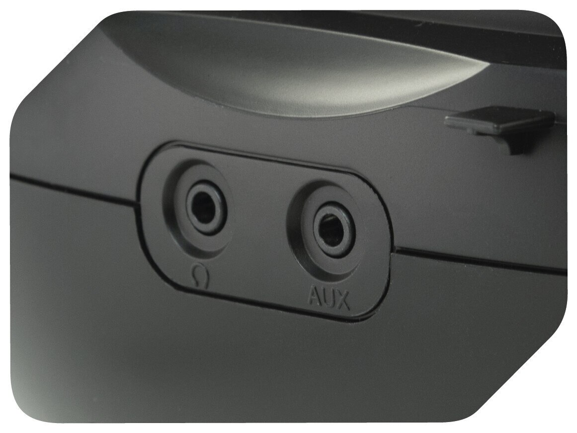 Zbliżenie dwóch czarnych gniazd audio, jedno oznaczone Omega, drugie AUX.