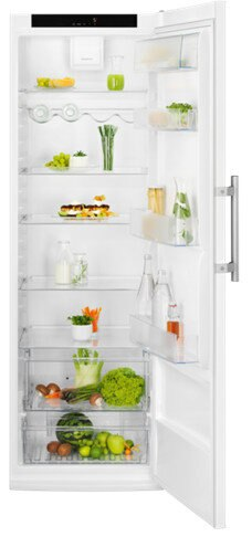 Biała lodówka, otwarta. Półki z jedzeniem: warzywa, butelki i słoiki.