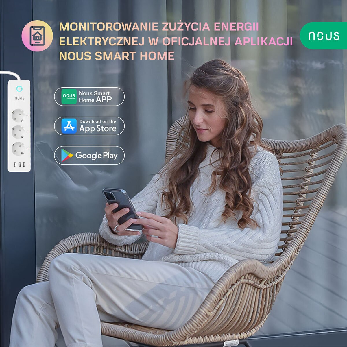 Kobieta siedzi na krześle, patrząc na telefon, w tle inteligentna wtyczka i ikony aplikacji.