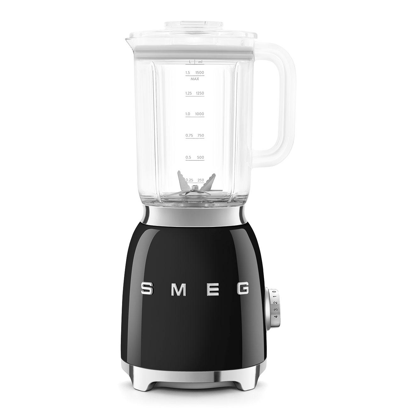 Ein schwarzer SMEG-Mixer mit einem durchsichtigen Glasbehälter, einem Griff und einem silbernen Sockel. Er hat eine Skala und einen Drehregler.
