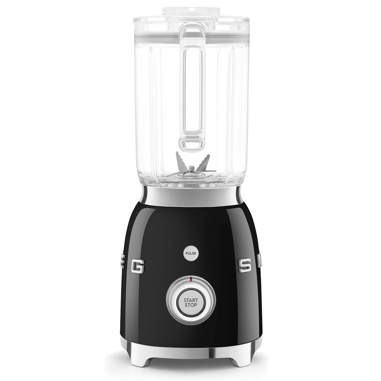 Schwarzer und silberner Mixer mit einem durchsichtigen Kunststoffbehälter. Er hat eine Start-/Stopp-Taste und eine Pulstaste. Die Klinge ist sichtbar.