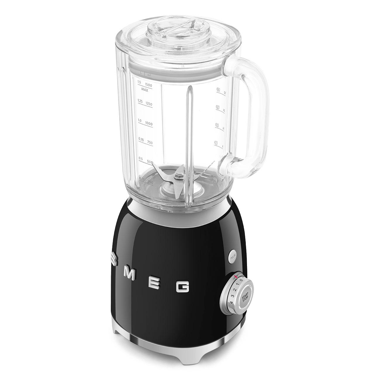 Ein schwarzer und silberner Smeg-Mixer. Er hat einen klaren Glaskrug mit Messungen, einen Griff und eine Klinge im Inneren. Die Basis hat ein Zifferblatt.