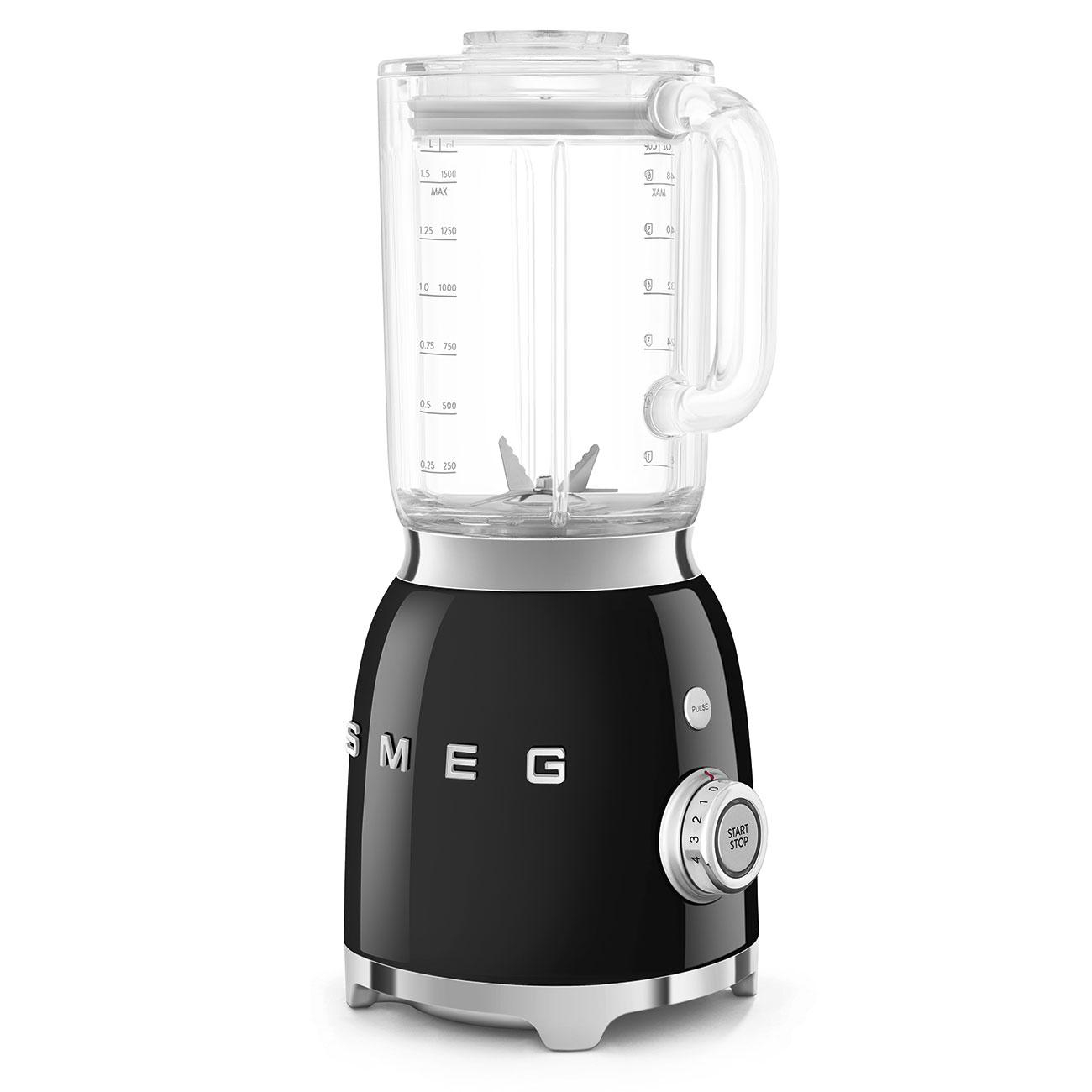 Ein schwarzer und silberner Smeg-Mixer. Er hat einen transparenten Glaskrug mit Griff und ein Rad zur Geschwindigkeitsregelung.