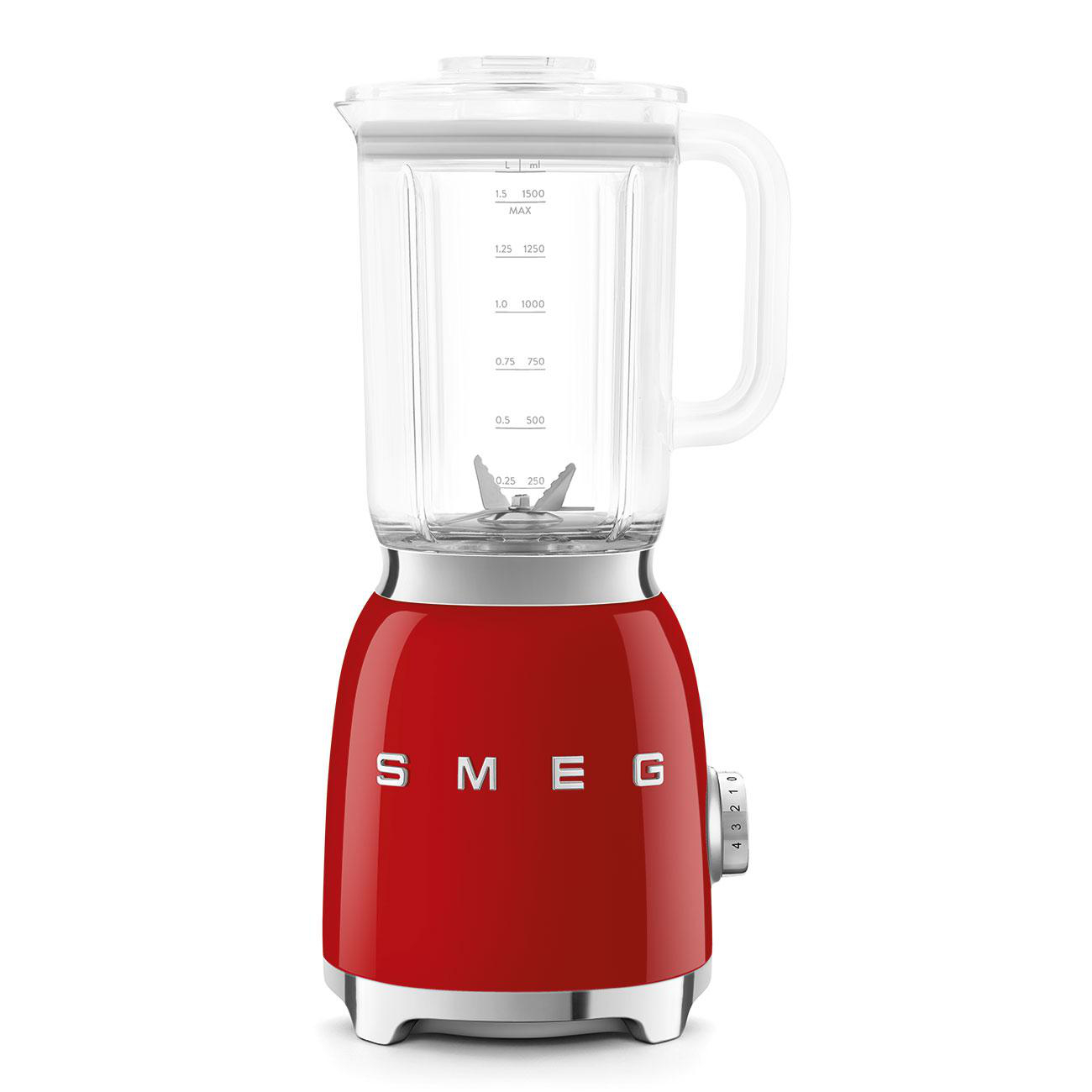 Ein roter SMEG-Mixer mit Glasbehälter und weißem Griff. Er steht auf weißem Hintergrund.