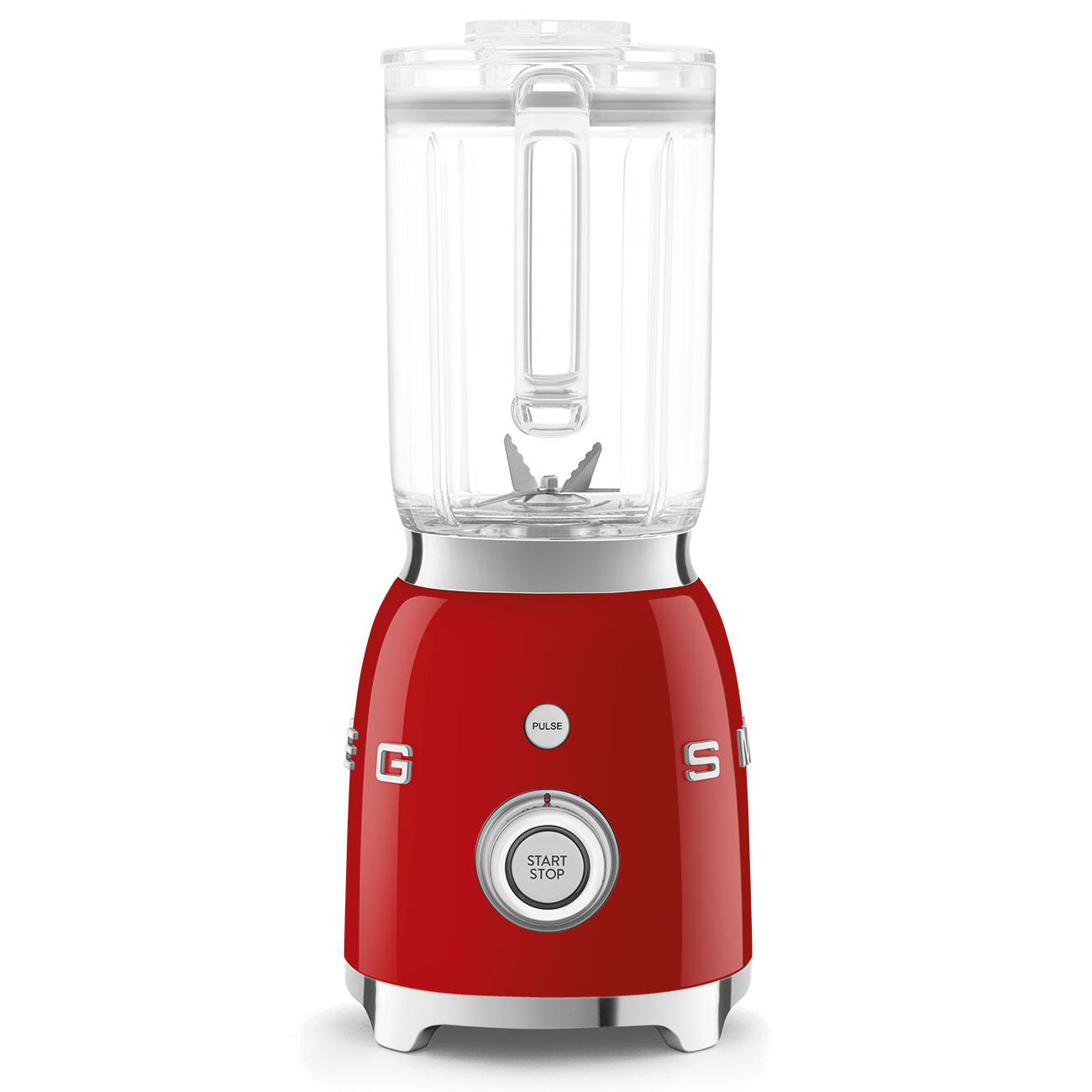 Roter Smeg-Mixer mit transparentem Behälter vor weißem Hintergrund. Mit Start/Stopp-Taste.