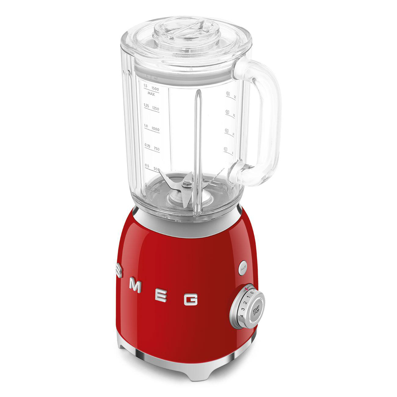 Roter Smeg-Blender, mit einem durchsichtigen Glasbehälter, Griff und einem Drehregler mit Zahlen, auf weißem Hintergrund.