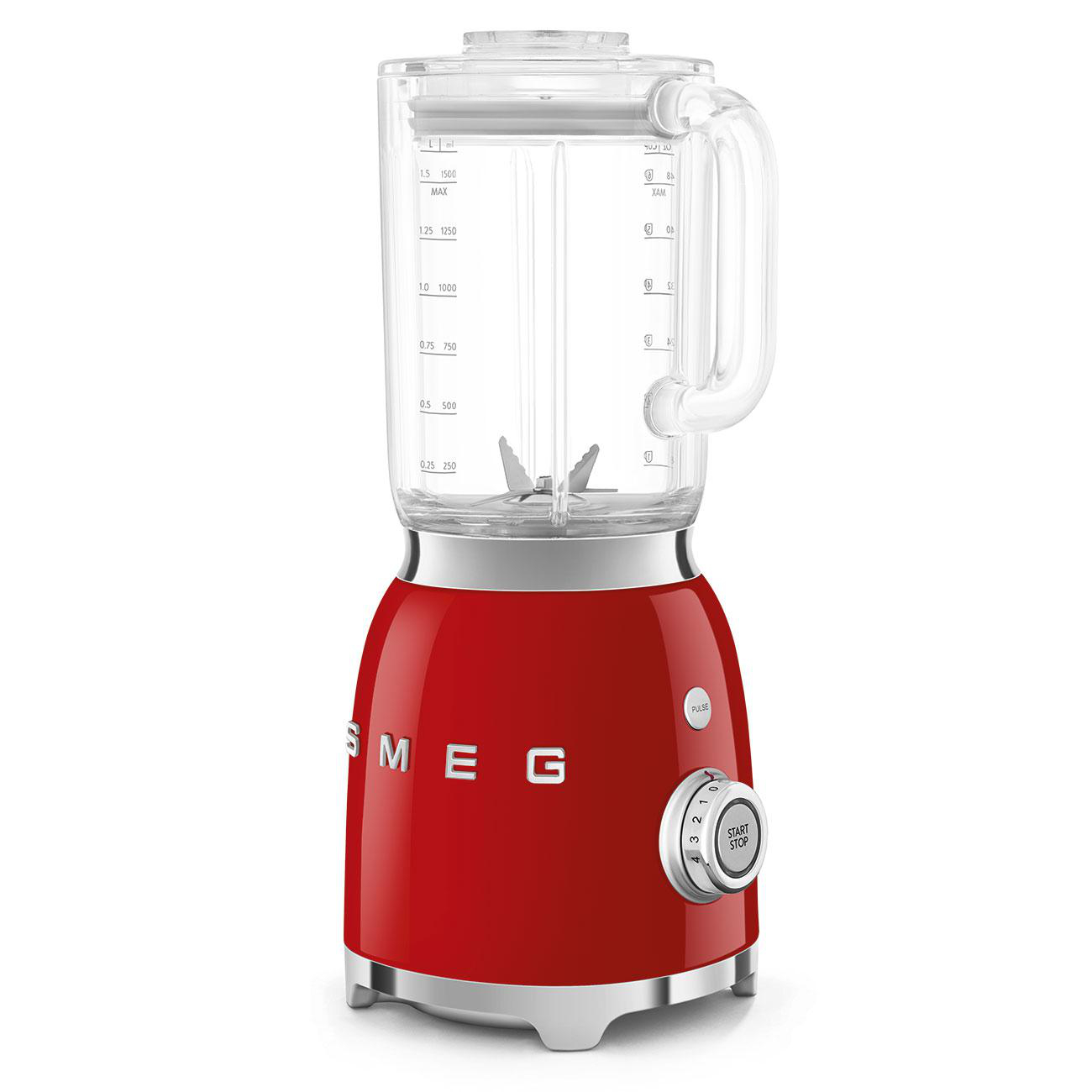Roter Smeg-Blender auf weißer Oberfläche. Er hat einen durchsichtigen Krug, eine silberne Basis und ein Wahlrad.