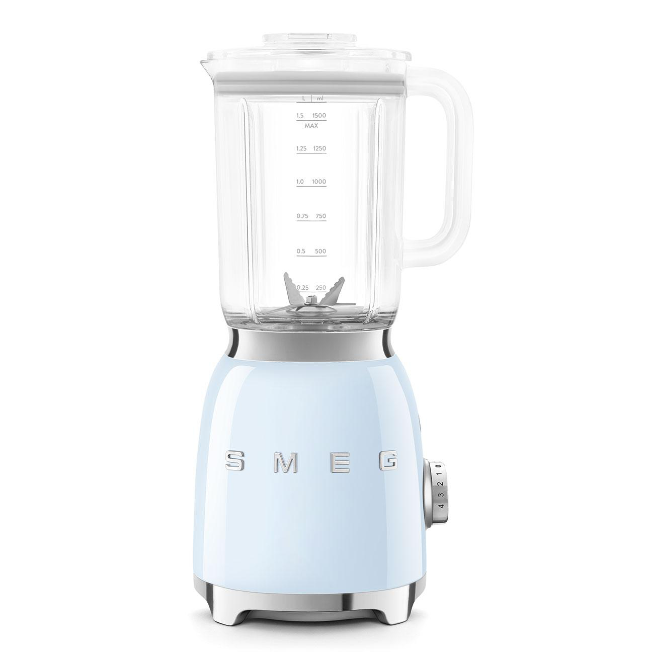 Ein hellblauer Mixer mit einem Glasbehälter und einem weißen Griff. Er hat einen silbernen Sockel und ein Zifferblatt.