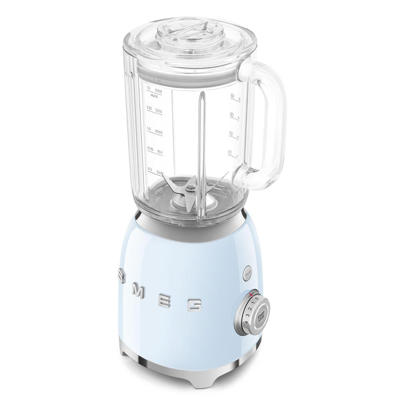 Ein hellblauer Mixer mit einem Glasbehälter, einem silbernen Sockel und weißen Knöpfen.