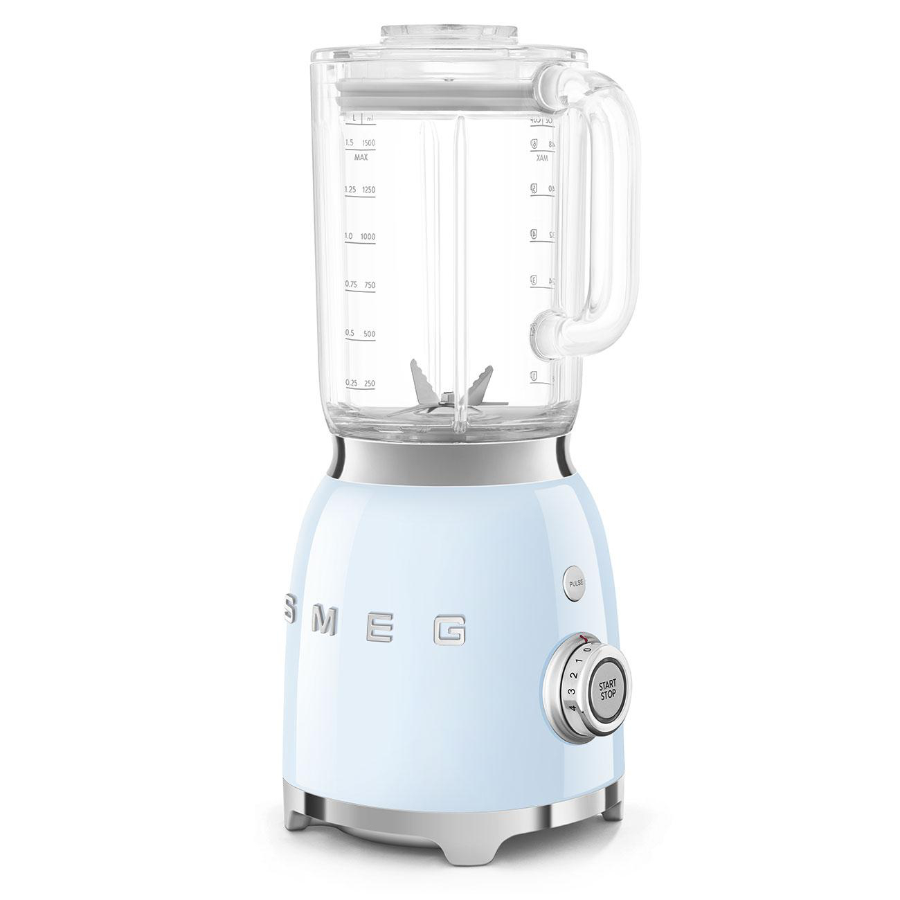 Hellblauer Mixer mit transparentem Behälter. Silberner Sockel und Griff. Vorderansicht, weißer Hintergrund.