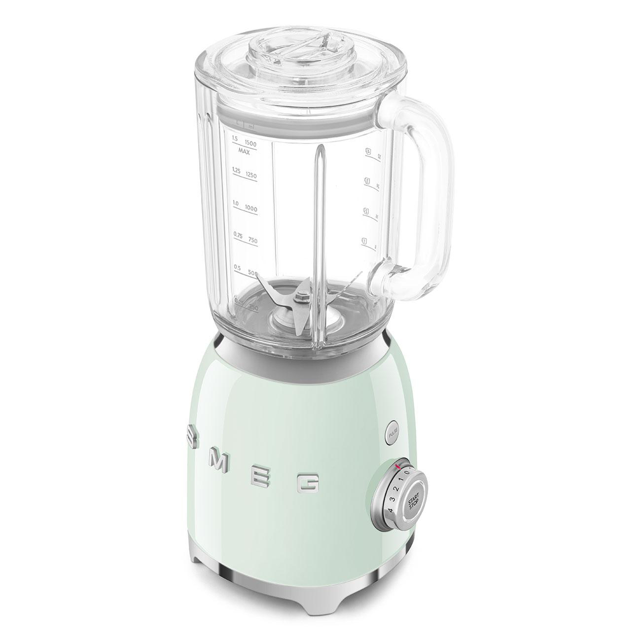 Mintgrüner Mixer mit durchsichtigem Krug und Griff, auf weißem Grund.