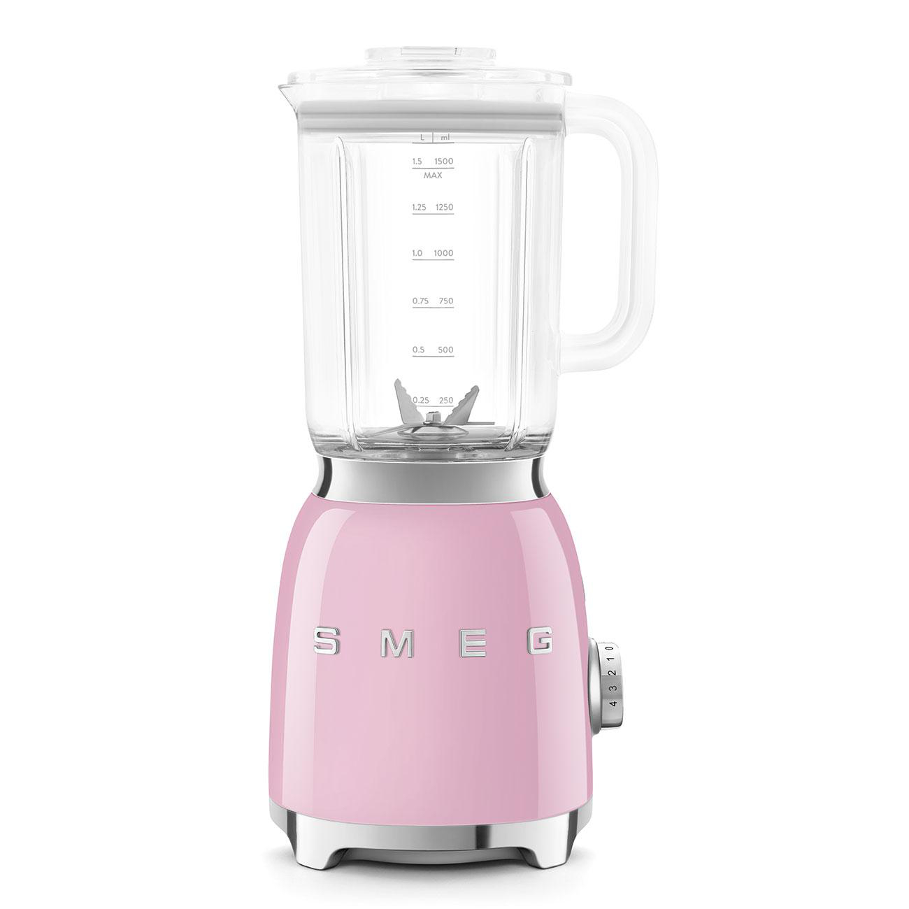 Rosa SMEG-Mixer. Er hat einen Glaskrug mit Messungen und einen weißen Griff. Weißer Hintergrund.