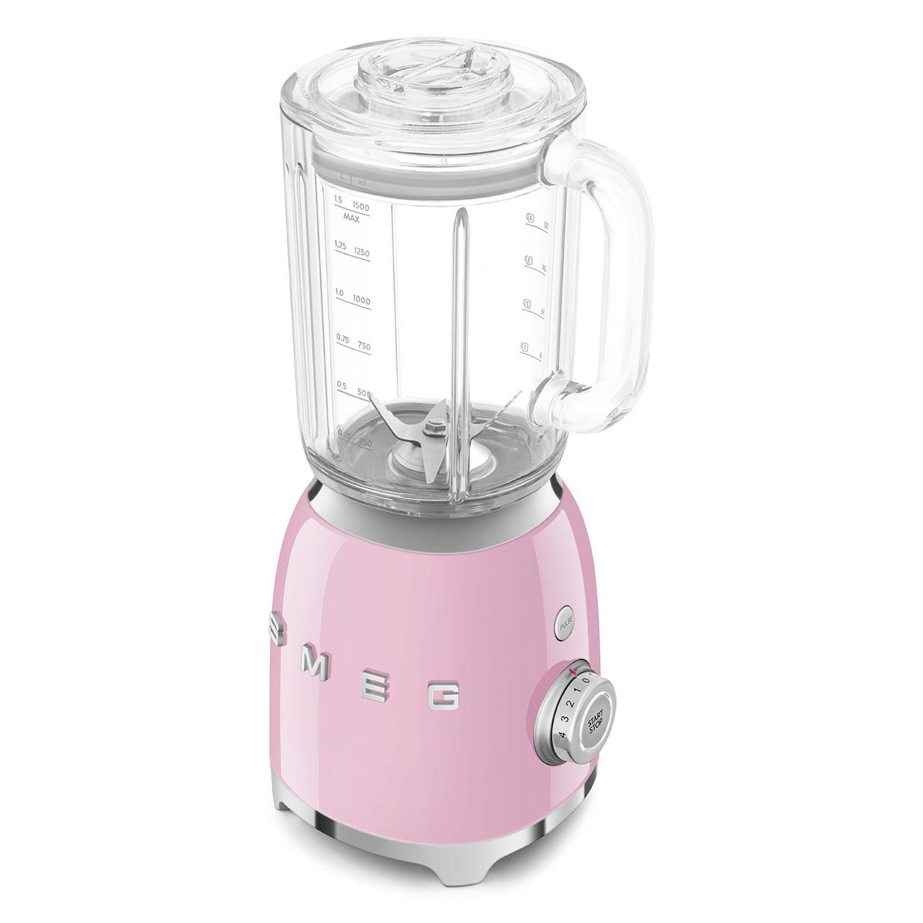 Rosa Smeg-Mixer mit Glaskrug und silbernen Akzenten auf weißem Hintergrund.