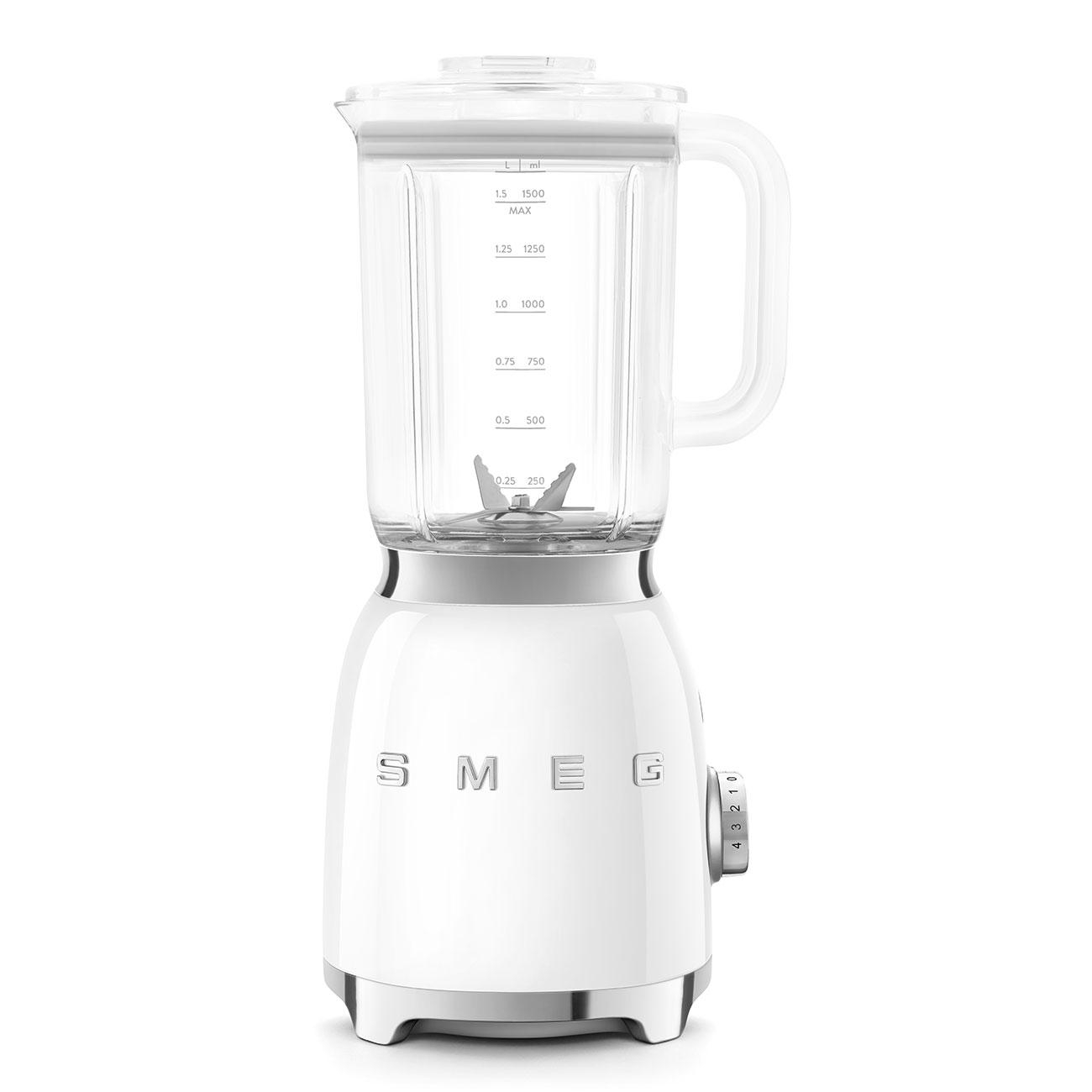 Weißer SMEG-Blender mit Glasbehälter und Griff. Sockel weiß mit Chromdetails.