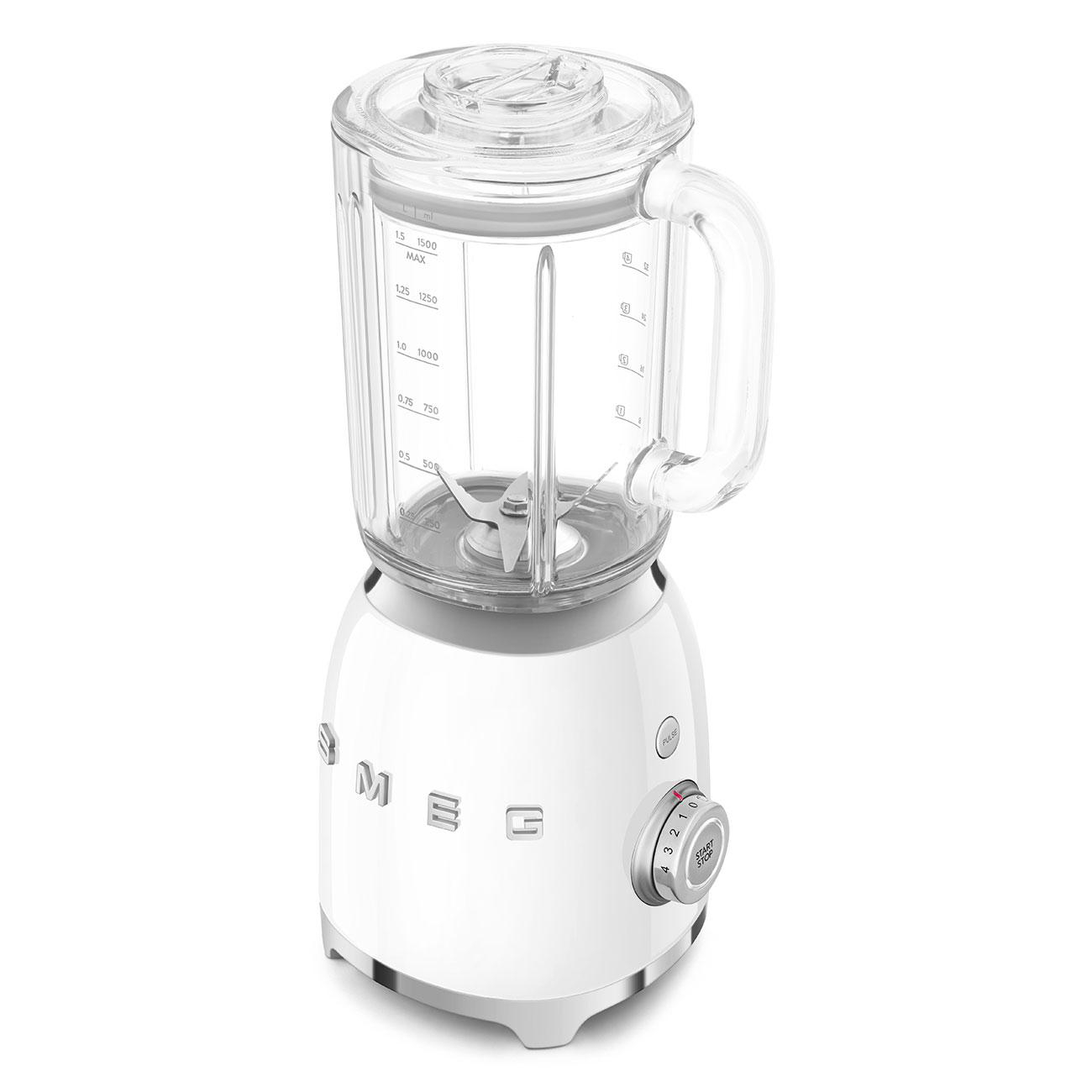 Weißer Smeg-Mixer mit Glasbehälter, Deckel und einem Steuerrad.