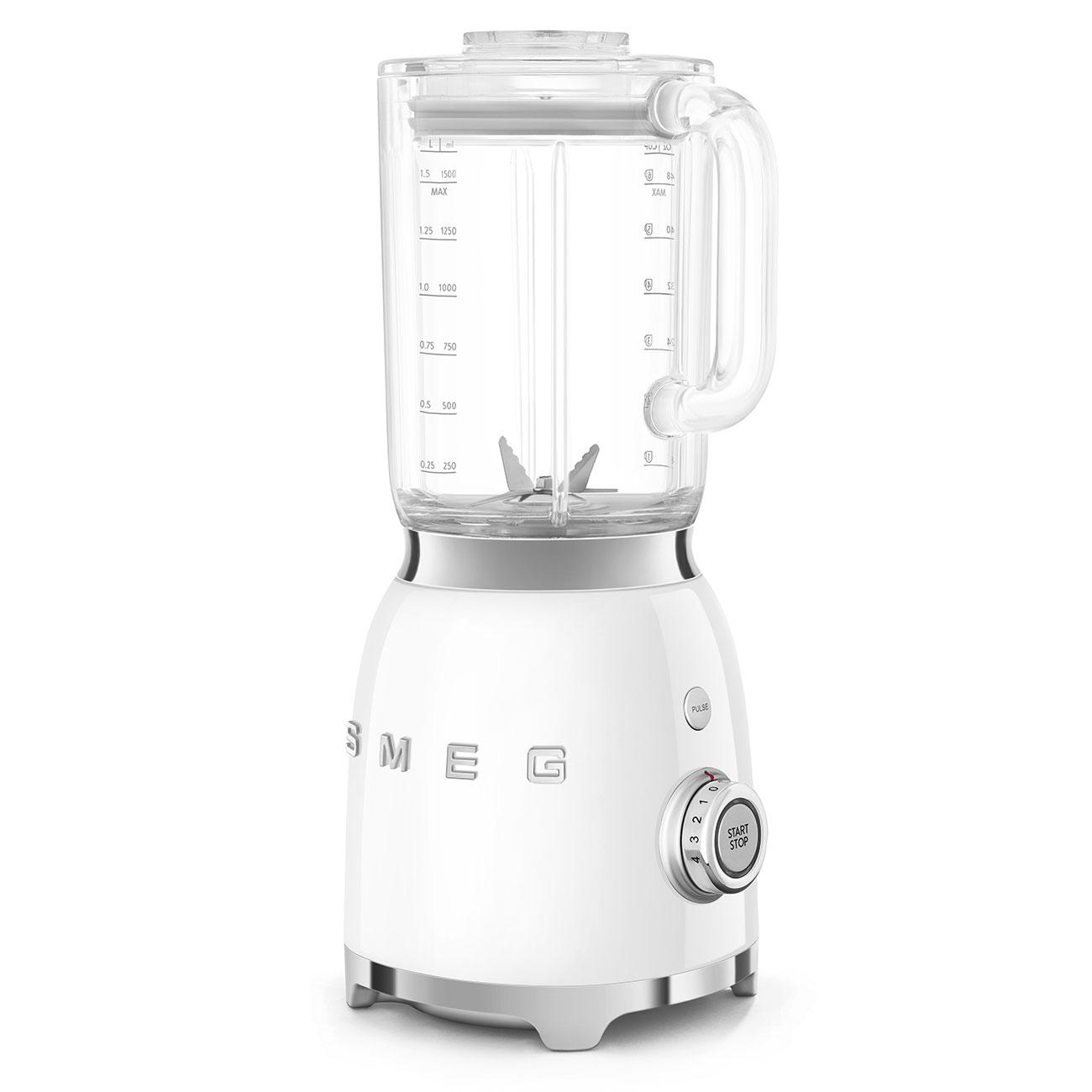 Ein weißer Smeg-Mixer mit einem transparenten Behälter und einem Chromsockel. Bedienelemente sind vorne.