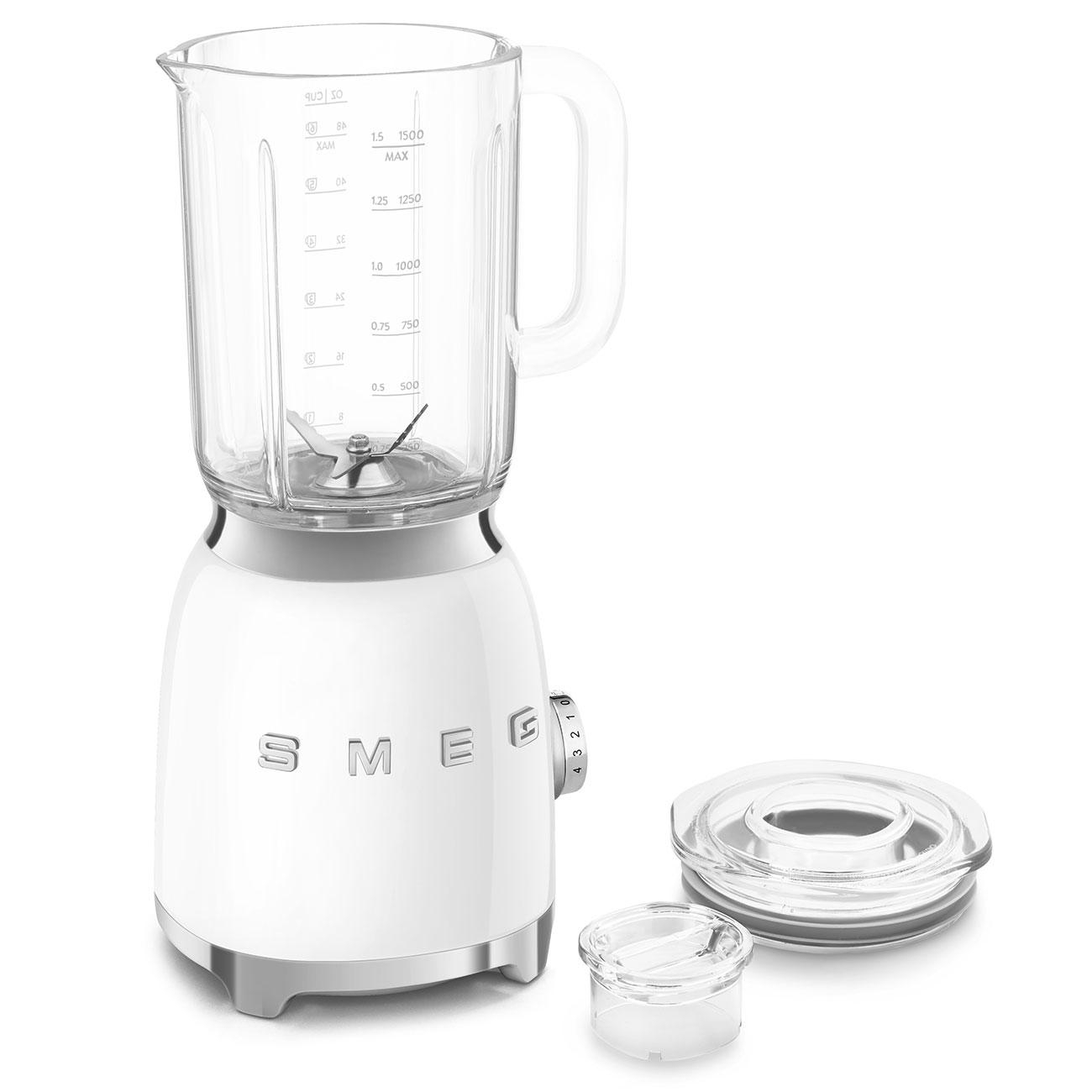 Ein weißer SMEG-Mixer mit Deckel und einer kleinen Tasse daneben. Weißer Hintergrund.