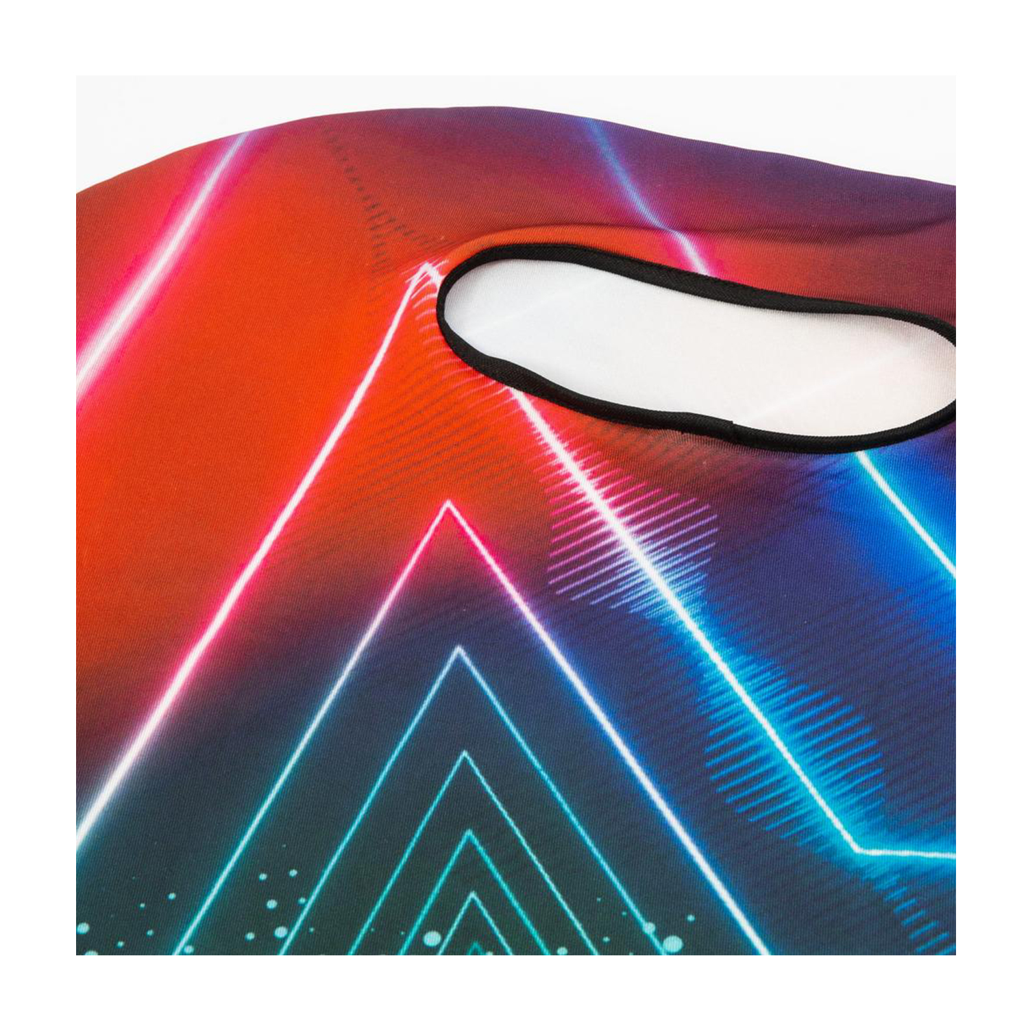Primo piano di una copertura per il viso con linee al neon e forme triangolari.