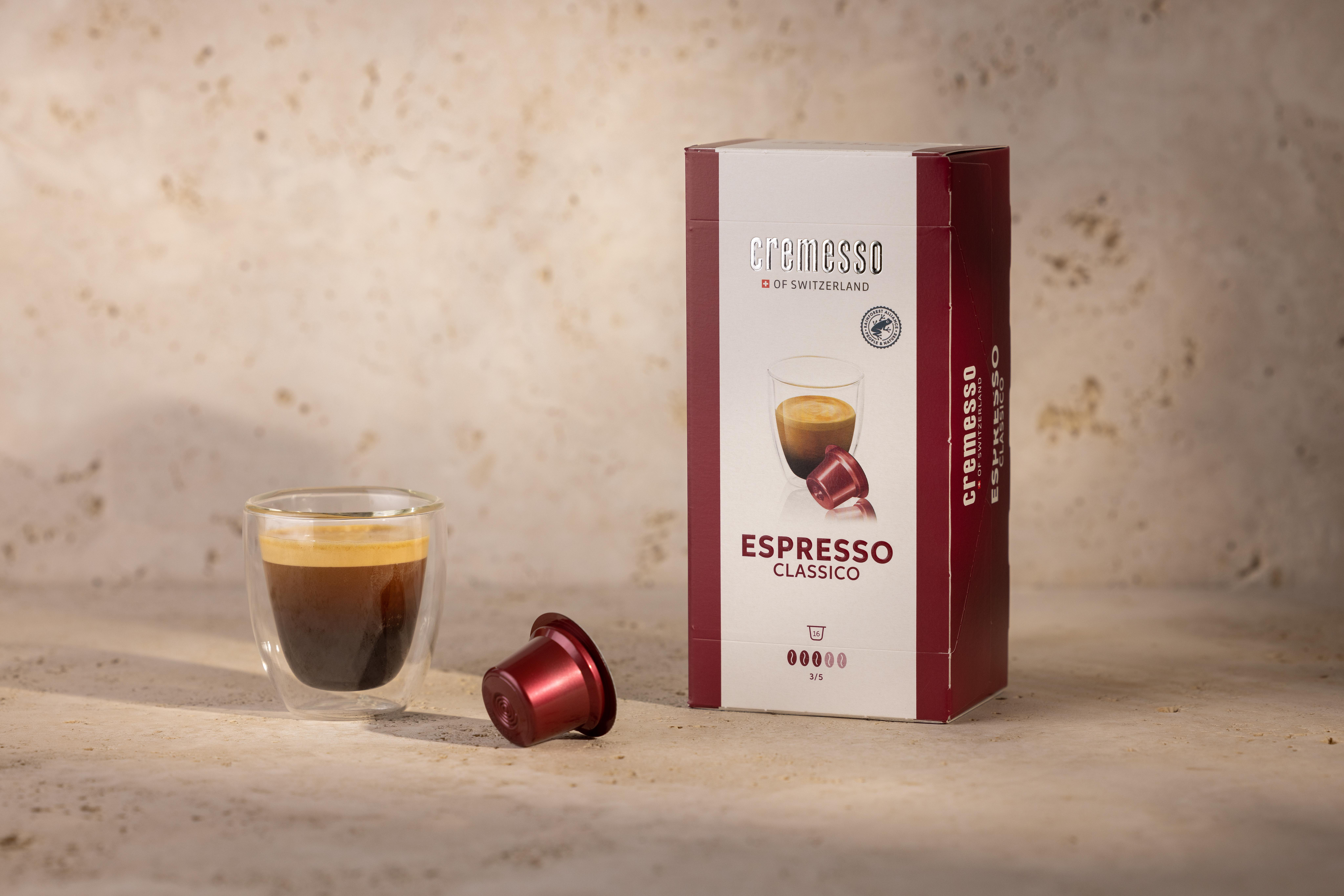 Kaffee-Espresso im Glas und eine rote Kapsel, mit einer Espresso-Kapsel-Box.