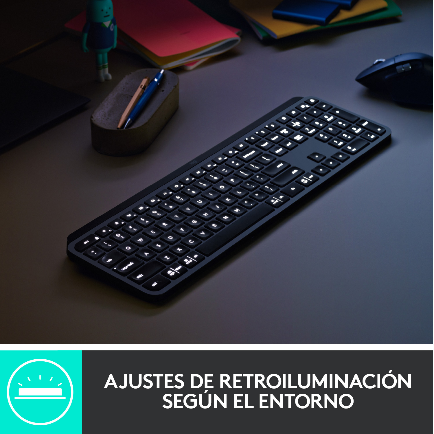 Un teclado negro con teclas retroiluminadas blancas sobre una mesa.