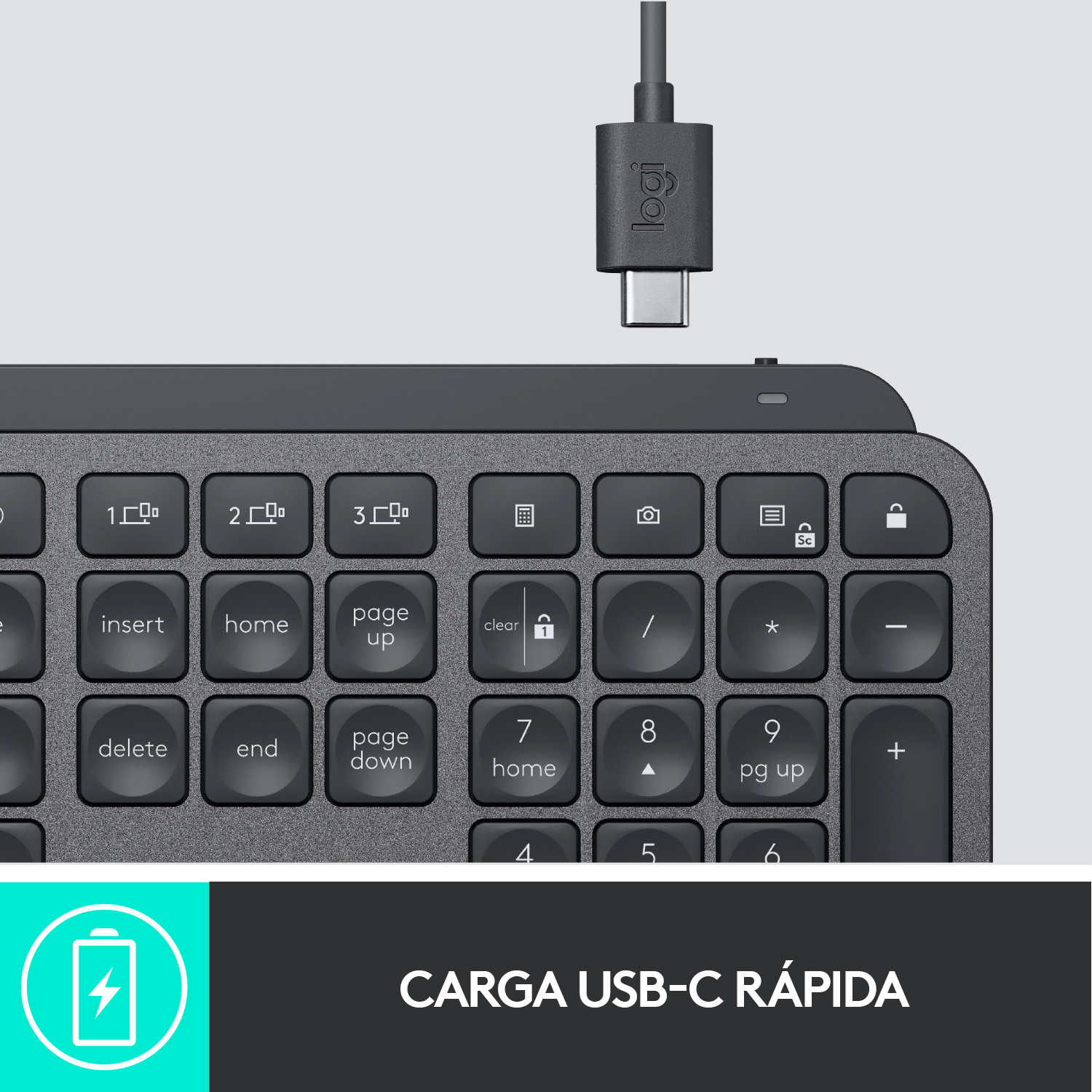 Primer plano de un teclado oscuro con puerto de carga USB-C y teclas de función.