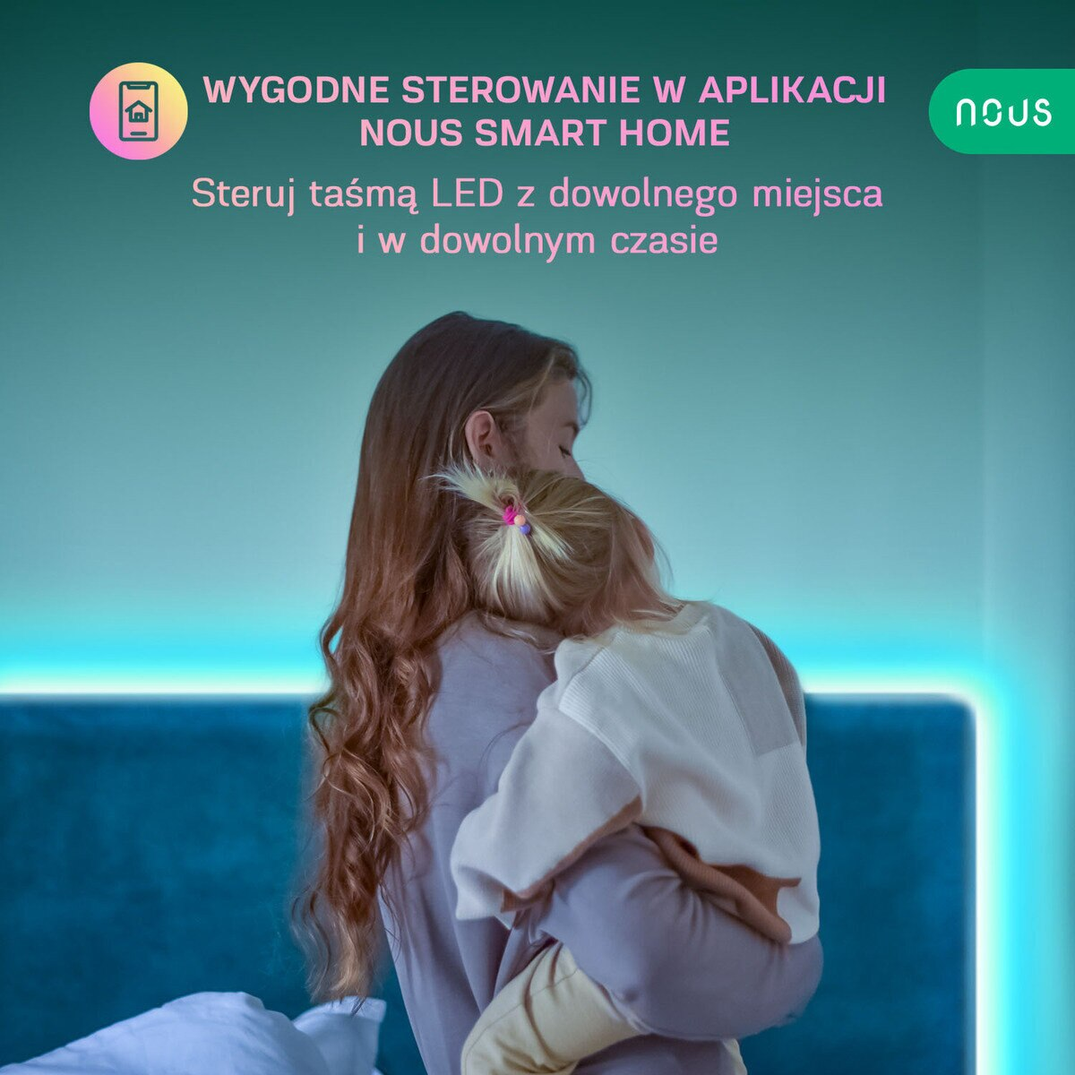 Matka trzymająca dziecko, z neonowym niebieskim światłem na niebieskiej ścianie.