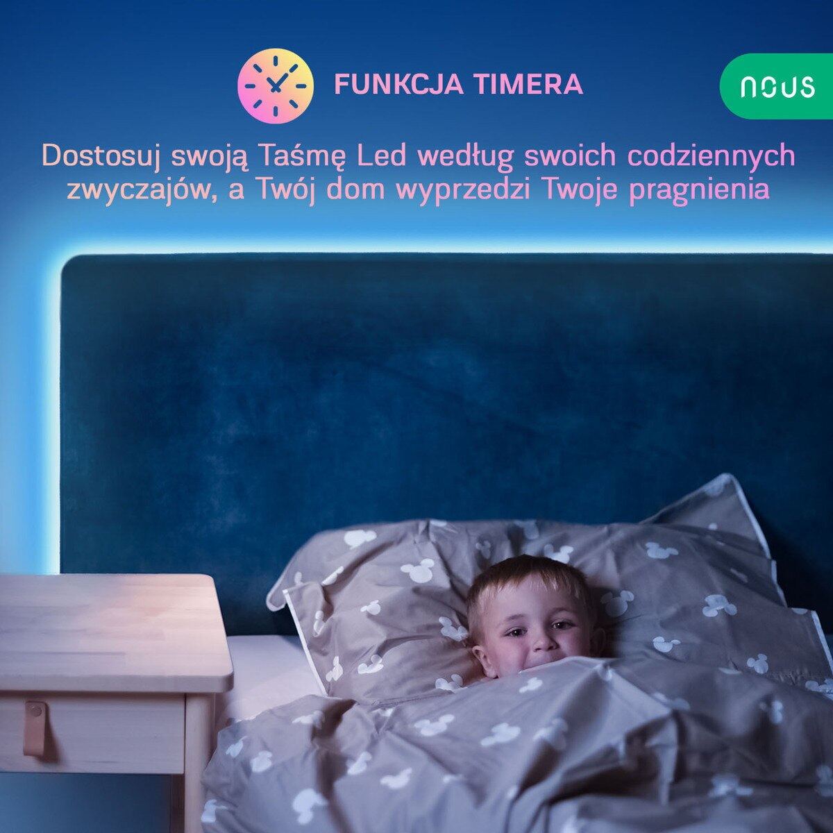 Chłopiec w łóżku, obok stolika nocnego i paska LED, tekst po polsku.