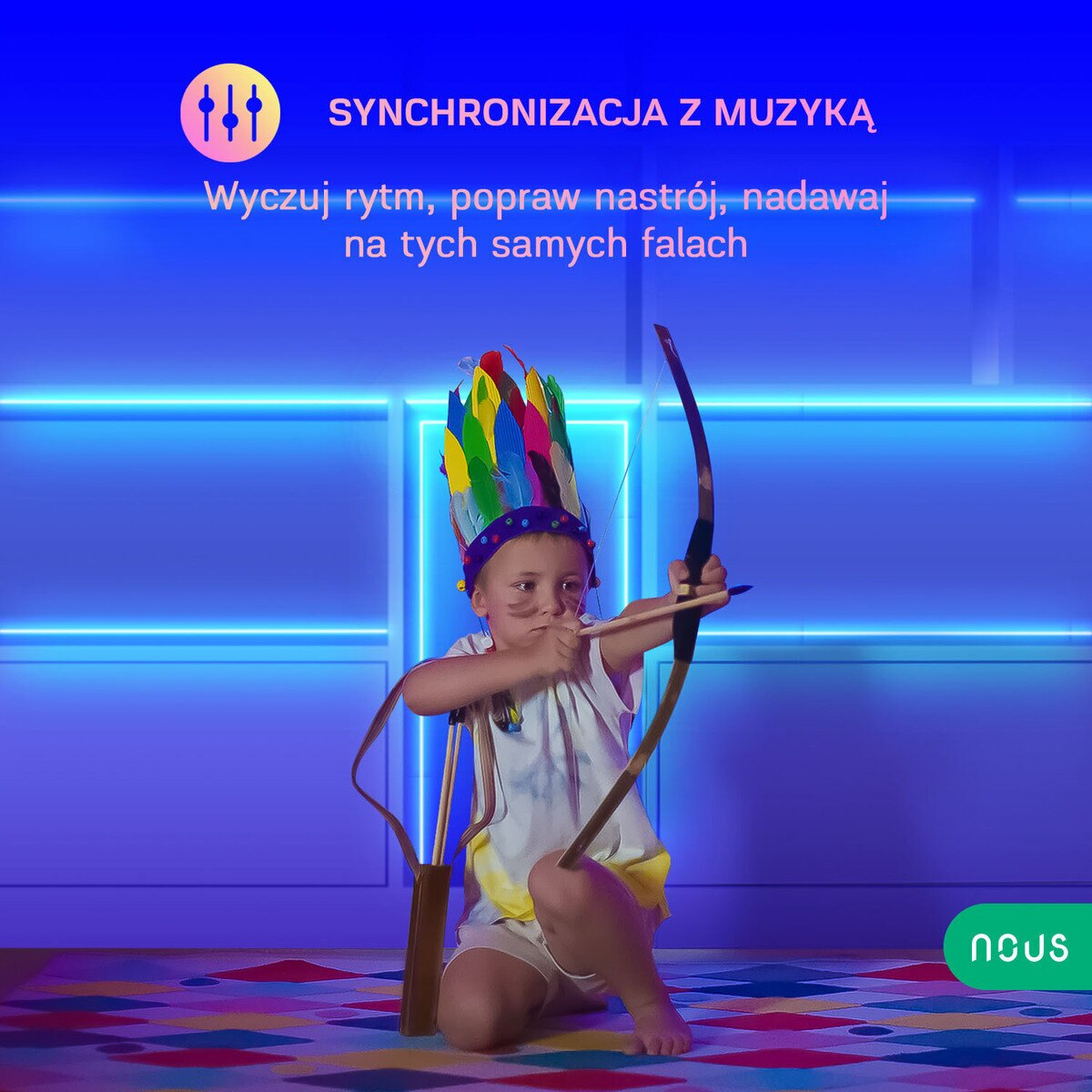 Mały chłopiec w stroju Indianina celuje z łuku i strzały, z kolorowym tłem.