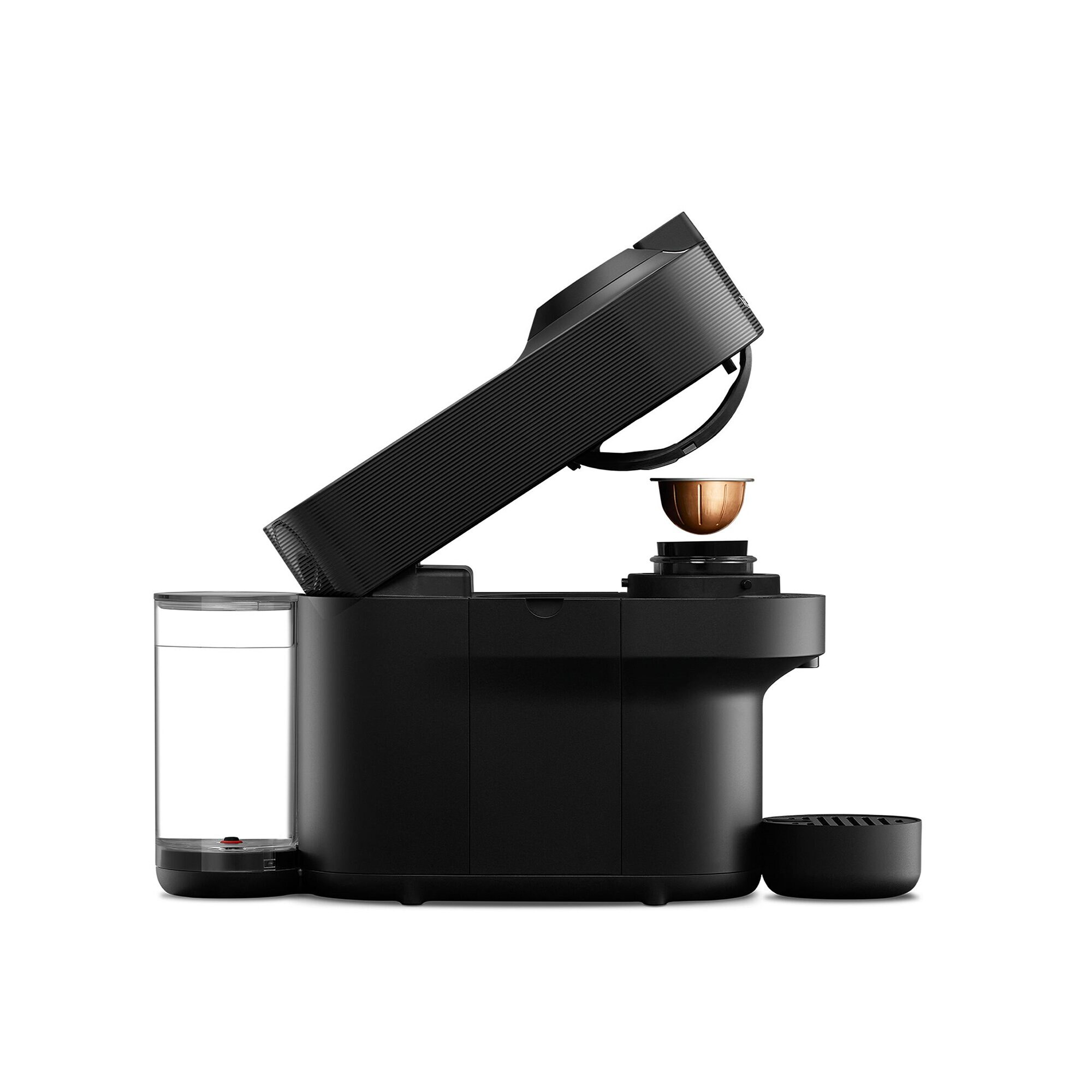 Czarny ekspres do kawy z włożoną kapsułką, białe tło.