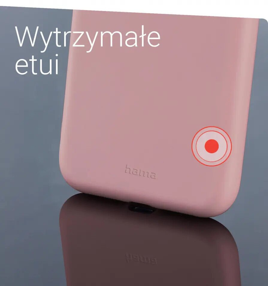 Zbliżenie na różowe etui na telefon z napisem 'hama'. Etui leży na odblaskowej powierzchni.