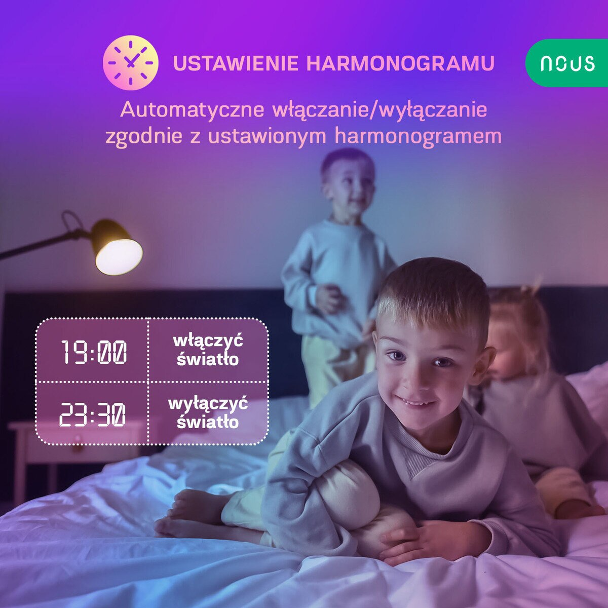Dzieci na łóżku, interfejs sterowania smart home, ustawianie światła. Tekst po polsku.