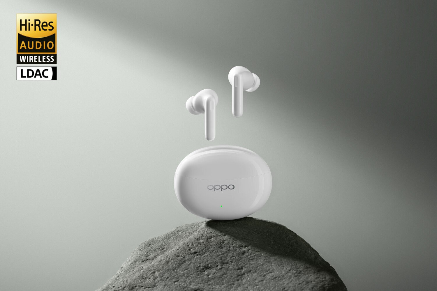 Białe słuchawki i etui ładujące na szarym kamieniu. Widoczne są słowa Hi-Res Audio i LDAC.