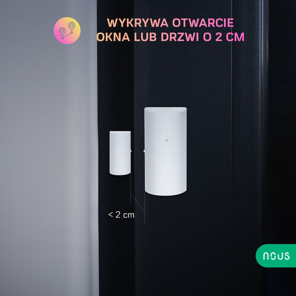 Dwa białe czujniki na czarnej ramie drzwi. Tekst: Wykrywa otwarcie okna lub drzwi 2 cm.