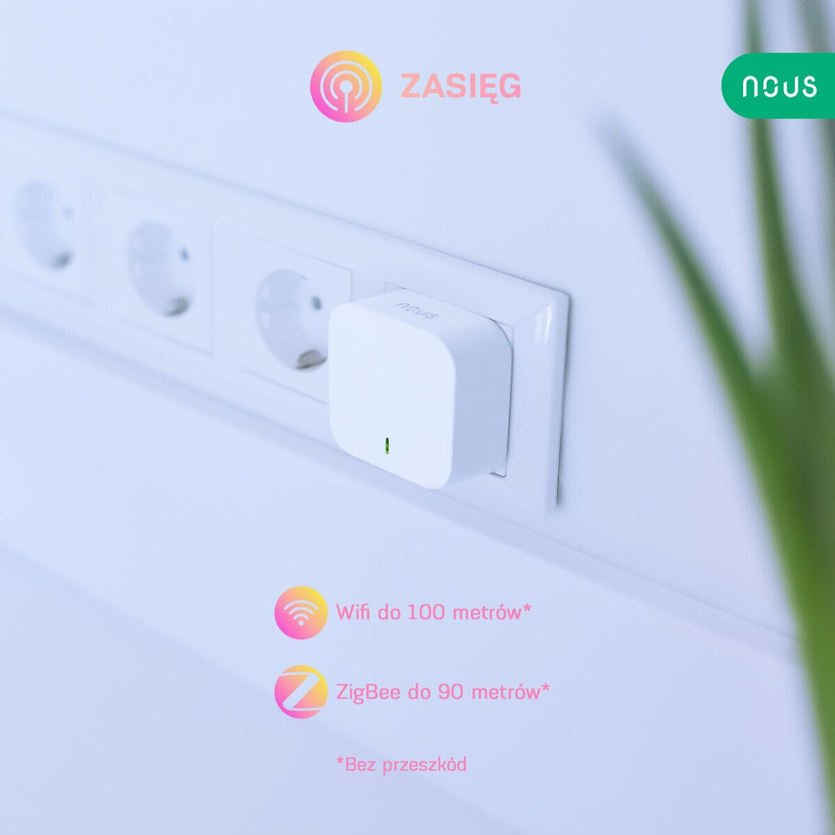 Biała wtyczka smart w gniazdku, z tekstem pokazującym zasięg wifi i zigbee.