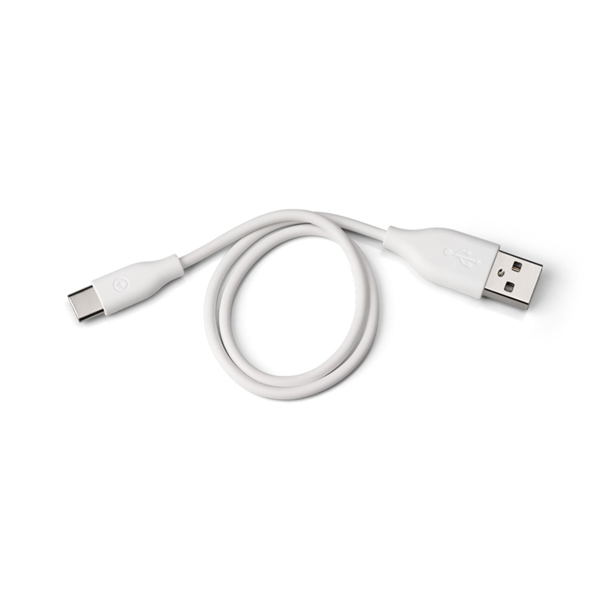 Ein weißes USB-C-zu-USB-Kabel, das auf einer weißen Oberfläche liegt.