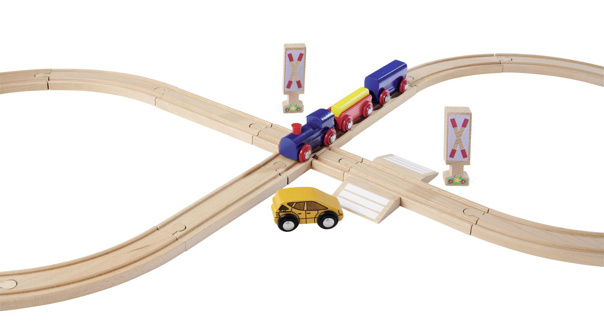 Holzspielzeugzug auf Schienen mit einem gelben Auto und zwei Bahnübergangsschildern. Die Schienen bilden ein Unendlichkeitssymbol.