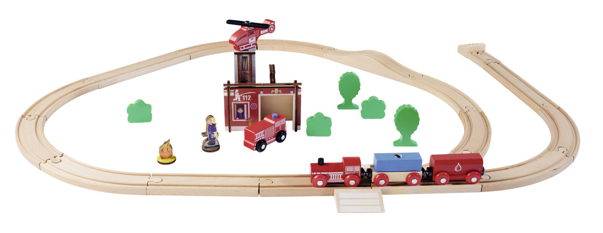 Ein hölzernes Spielzeugeisenbahn-Set mit Schienen, Zug, Bahnhof und anderen Elementen.