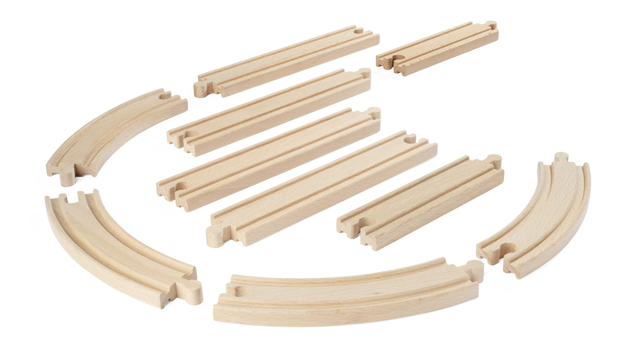 Spielzeugeisenbahnschienen aus Holz in kreisförmiger Anordnung auf weißem Hintergrund.