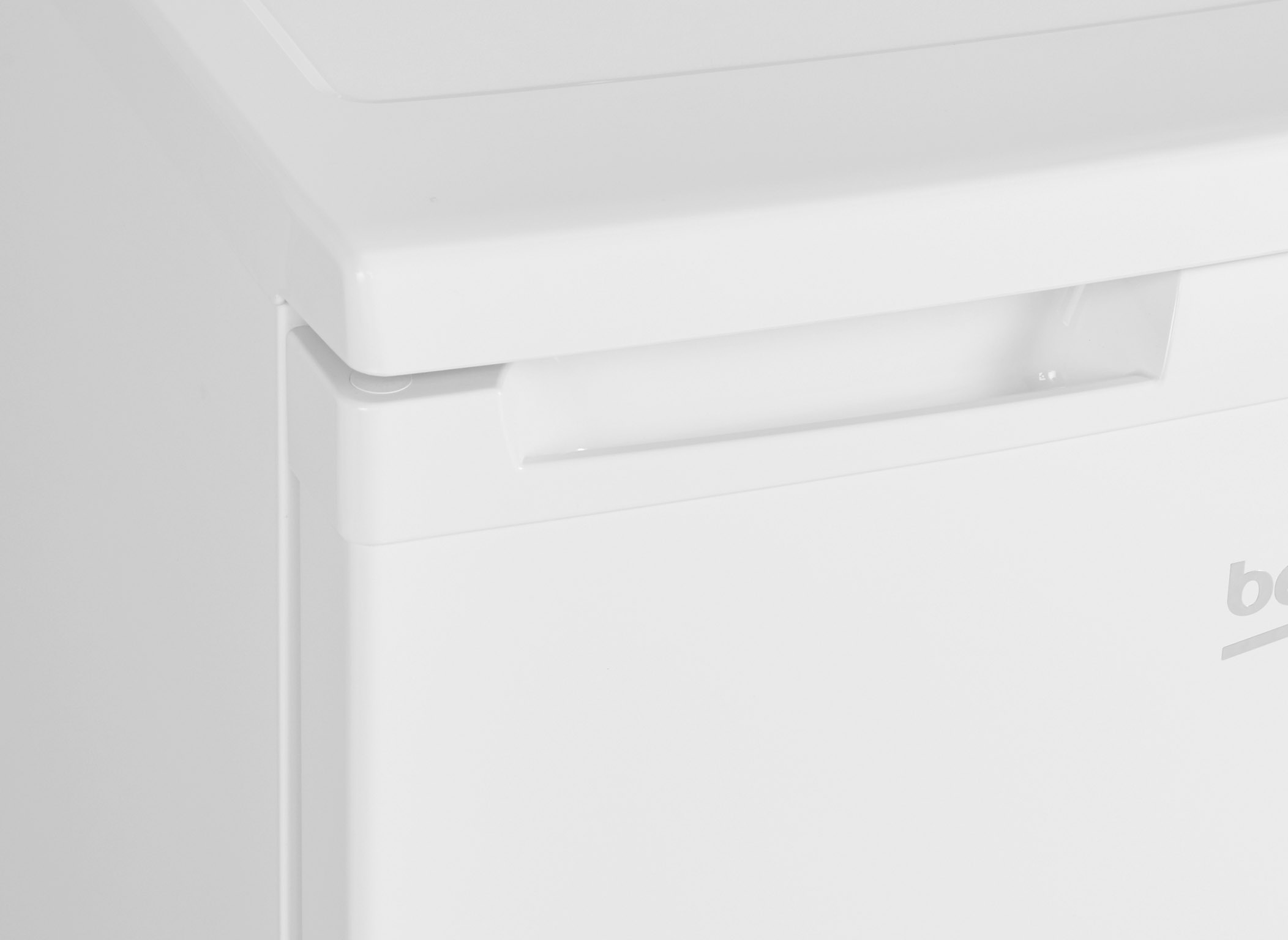 Close-up van een witte vriezerdeur. De deur heeft een handgreep en het Beko-logo is zichtbaar.